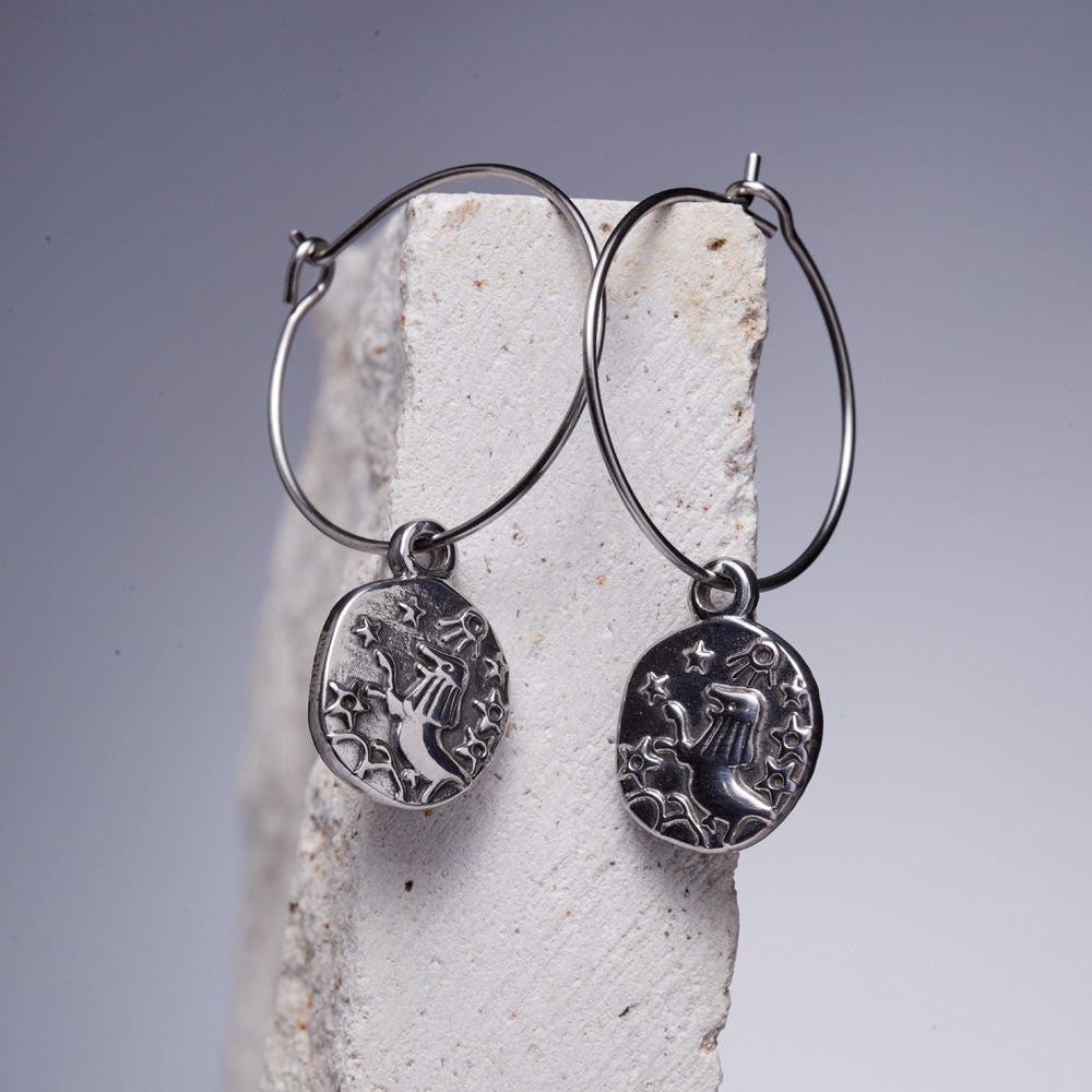 Aretes Medalla Plateado Oscuro